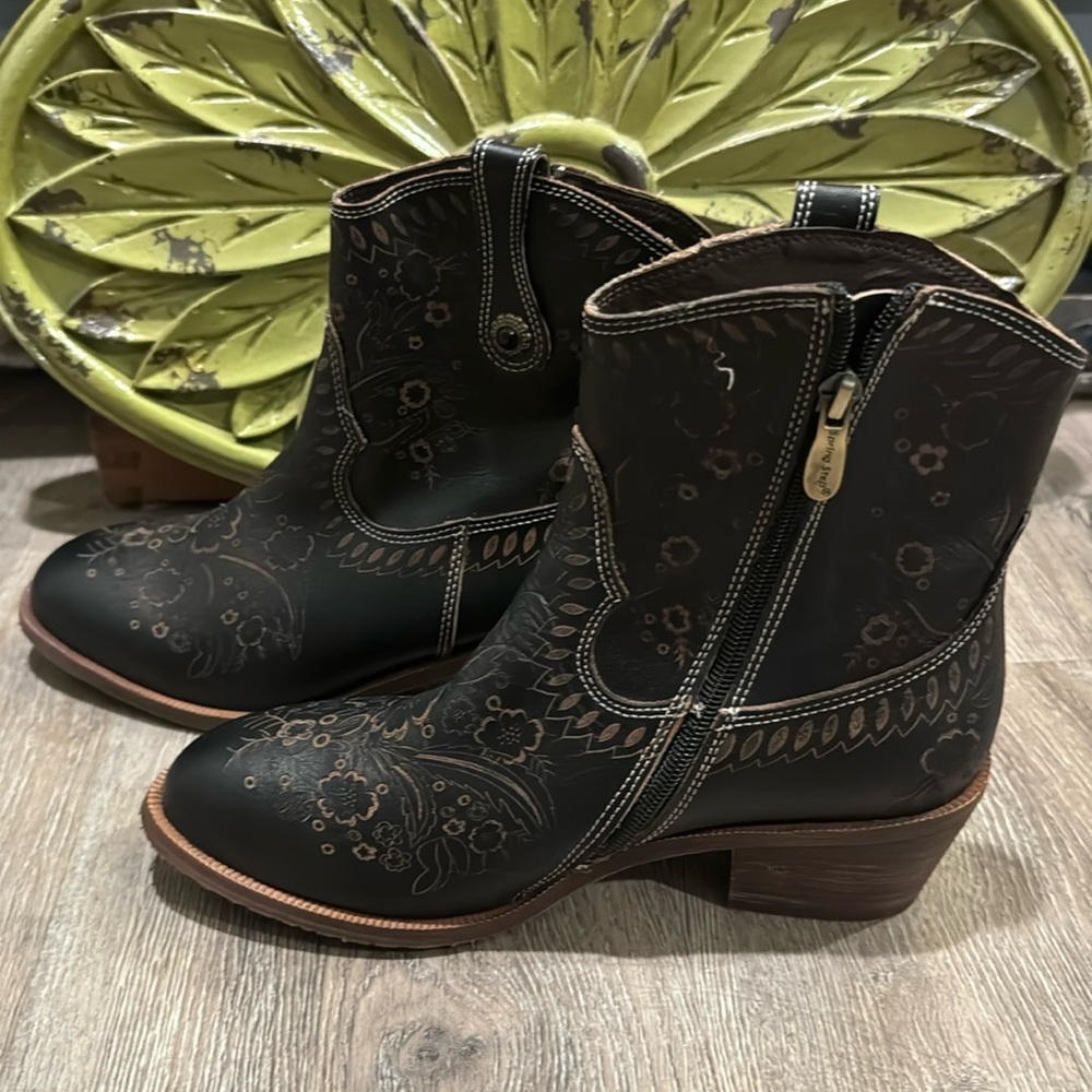 Spring Step L`Artiste Galop Bootie S39 (8.5) Black leather w brown etching NWOB